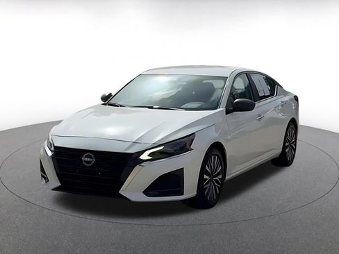 Used 2025 Nissan Altima 2.5 SV FWD image 7
