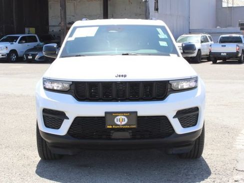 Used 2023 Jeep Grand Cherokee Altitude AWD/4WD image 2