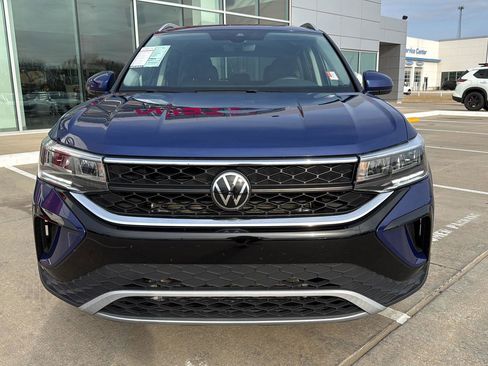 Used 2024 Volkswagen Taos SE image 3