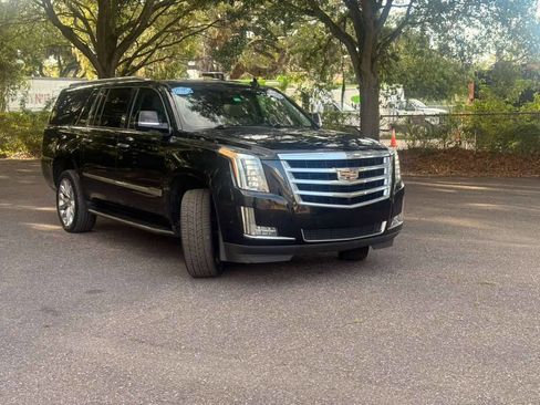 Used 2018 Cadillac Escalade ESV Luxury RWD image 3