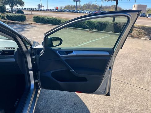 Used 2016 Volkswagen Golf S image 13