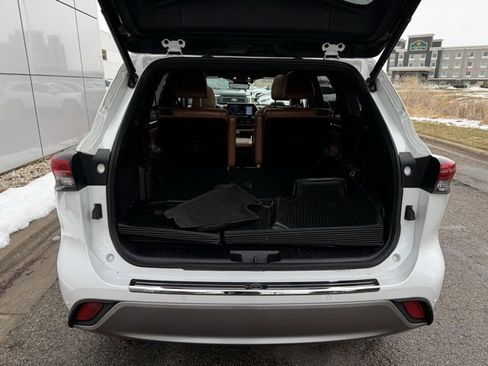 Certified 2022 Toyota Highlander Platinum image 43