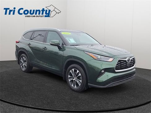 Used 2025 Toyota Highlander XLE image 1