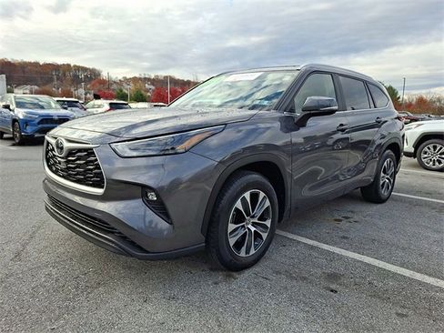 Certified 2024 Toyota Highlander XLE image 3