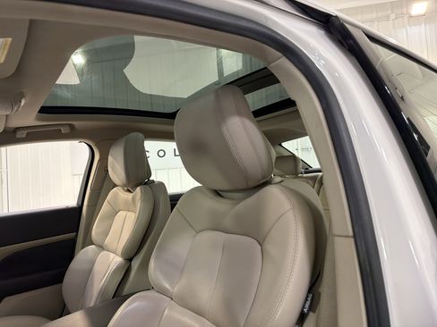 Used 2019 Lincoln Continental Select w/ Continental Climate Package image 10