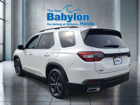 Used 2023 Honda Pilot Sport image 3
