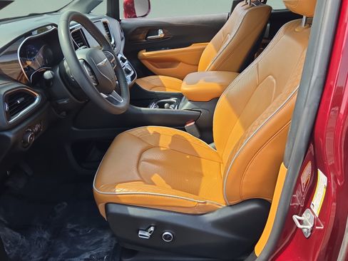 Used 2022 Chrysler Pacifica Pinnacle FWD image 9
