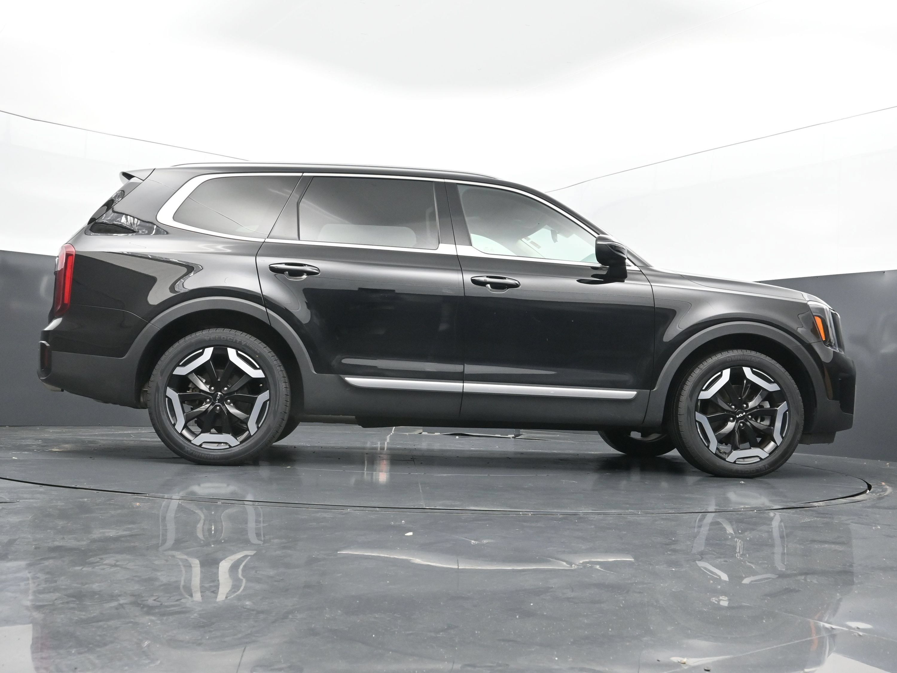 Used 2025 Kia Telluride S FWD image 40