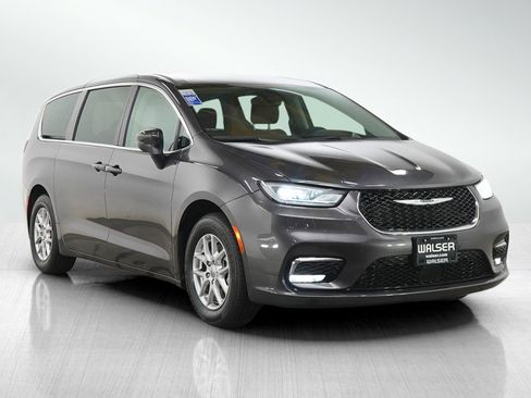 Used 2023 Chrysler Pacifica Touring-L FWD image 7