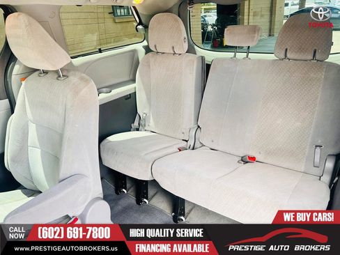 Used 2018 Toyota Sienna LE w/ Carpet Mat Package FWD image 16