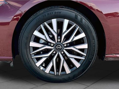 Used 2025 Nissan Altima 2.5 SV FWD image 11