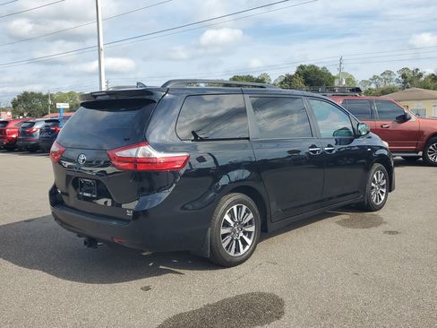 Used 2019 Toyota Sienna XLE image 6