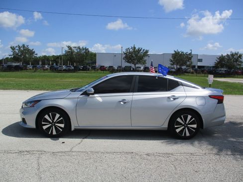 Used 2022 Nissan Altima 2.5 SV FWD image 4