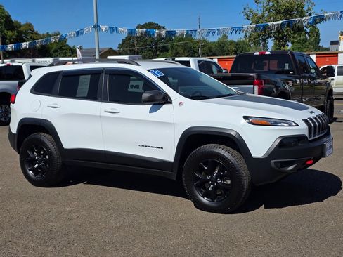 Used 2018 Jeep Cherokee Trailhawk AWD/4WD image 3