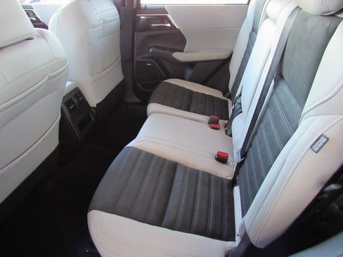 New 2025 Mitsubishi Outlander SE image 8