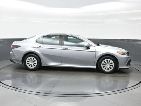 Used 2022 Toyota Camry LE FWD image 7