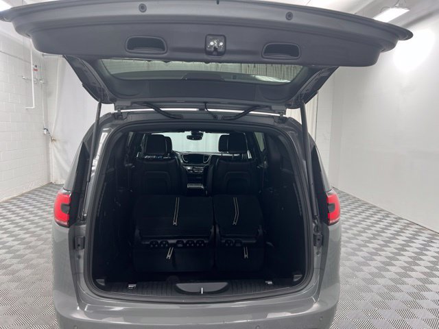 Used 2023 Chrysler Pacifica Touring-L w/ S Appearance Package FWD image 8