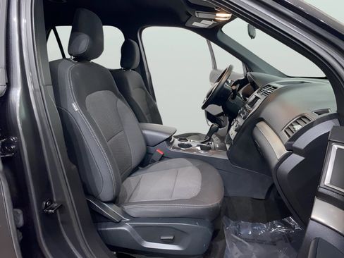 Used 2019 Ford Explorer XLT image 11
