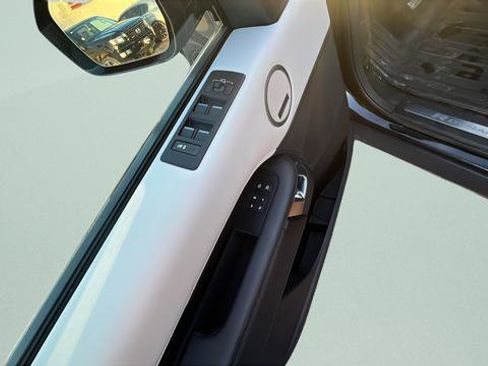 Used 2023 Land Rover Discovery Metropolitan Edition image 10