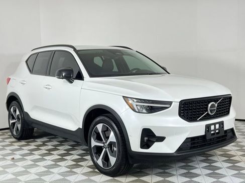 Used 2024 Volvo XC40 B5 Plus AWD/4WD image 1
