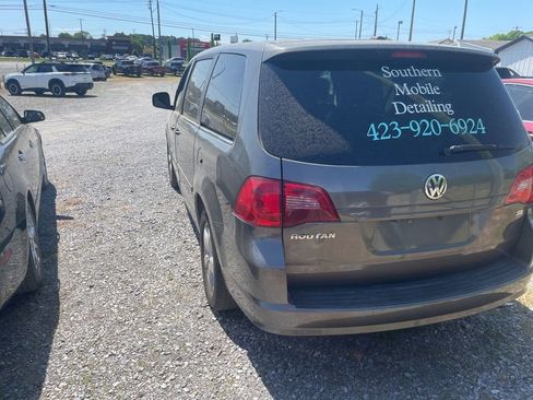 Used 2010 Volkswagen Routan SE image 5