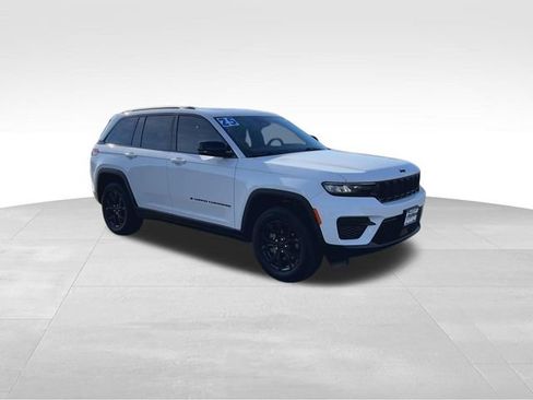 Used 2025 Jeep Grand Cherokee Altitude AWD/4WD image 2