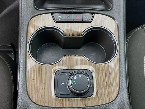 Used 2023 GMC Acadia SLE image 25