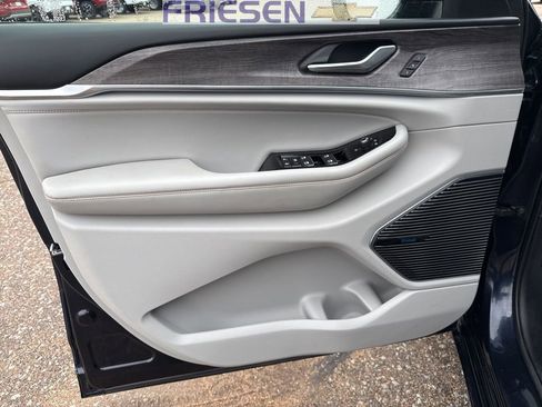 Used 2022 Jeep Grand Cherokee Overland image 12