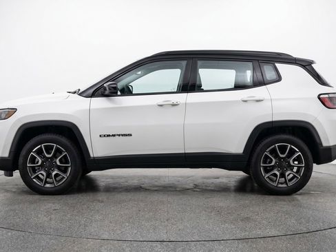 Used 2025 Jeep Compass Trailhawk AWD/4WD image 5
