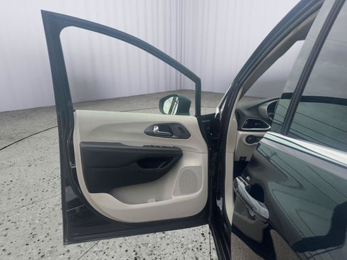 Used 2023 Chrysler Pacifica Touring-L FWD image 24