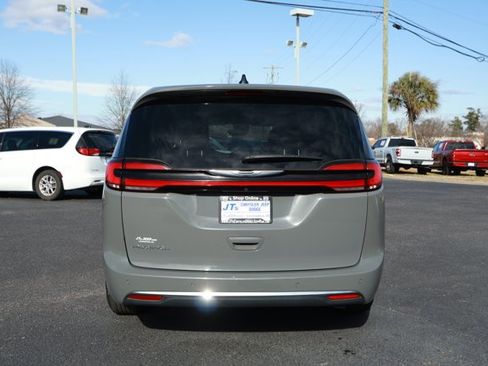 Used 2023 Chrysler Pacifica Touring-L image 7