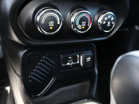 Used 2015 Jeep Renegade Latitude FWD image 46
