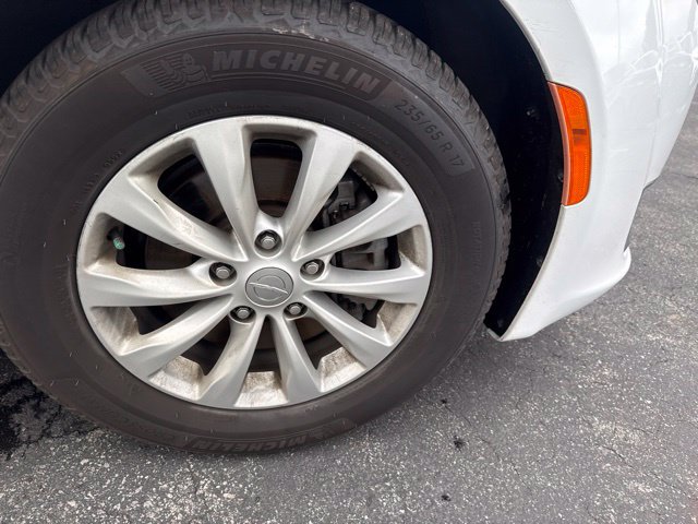 Used 2018 Chrysler Pacifica Touring-L FWD image 9