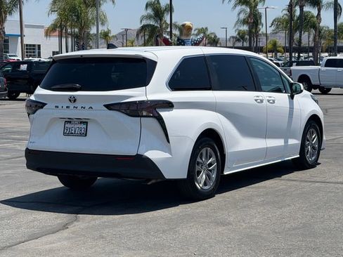 Used 2026 Toyota Sienna LE FWD image 5