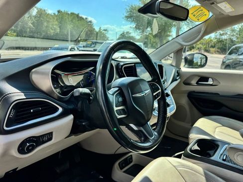 Used 2021 Chrysler Pacifica Touring-L FWD image 34