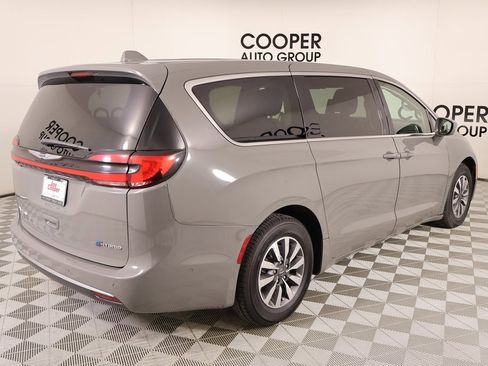 Used 2022 Chrysler Pacifica Touring-L w/ Uconnect Theater Family Group image 23