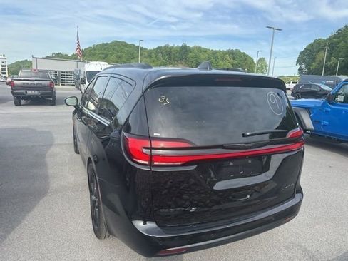 Used 2025 Chrysler Pacifica Limited FWD image 27