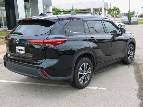 Used 2021 Toyota Highlander XLE AWD/4WD image 6