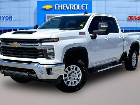 Used 2025 Chevrolet Silverado 2500 LT AWD/4WD image 3