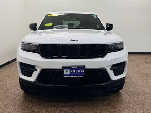 Used 2023 Jeep Grand Cherokee Altitude AWD/4WD image 10