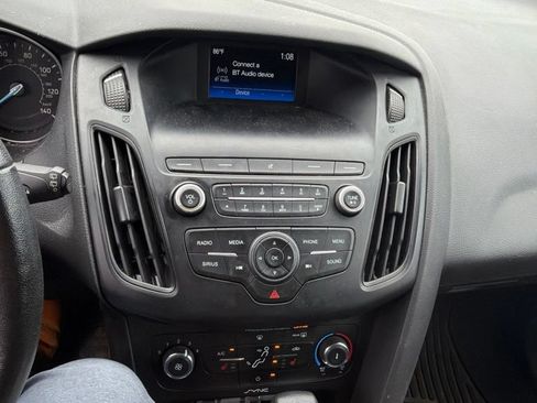 Used 2018 Ford Focus SE w/ Cold Weather Package FWD image 18