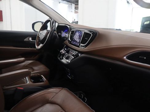 Used 2019 Chrysler Pacifica Limited w/ Tire & Wheel Group FWD image 36
