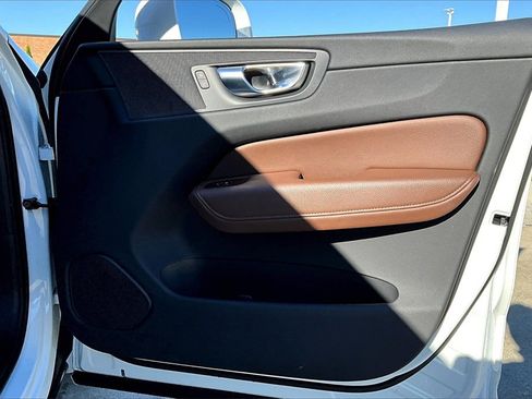 Used 2022 Volvo XC60 B5 Momentum w/ Advanced Package image 26