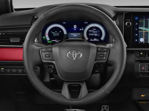 Used 2025 Toyota Camry XLE AWD/4WD image 8