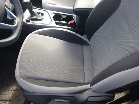 Used 2022 Volkswagen Taos S image 5