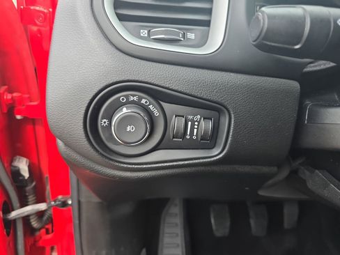 Used 2015 Jeep Renegade Latitude w/ Cold Weather Group II FWD image 28