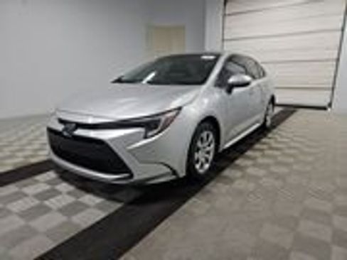 Used 2025 Toyota Corolla XLE image 3