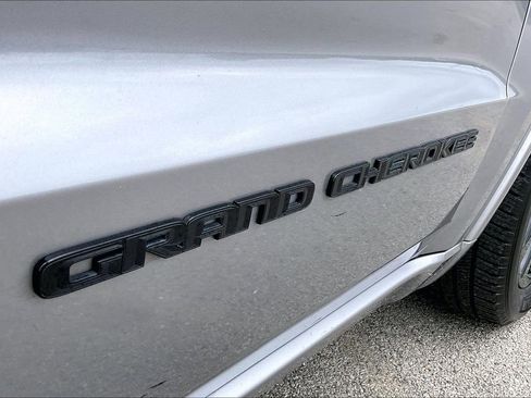 Used 2018 Jeep Grand Cherokee Altitude RWD image 21