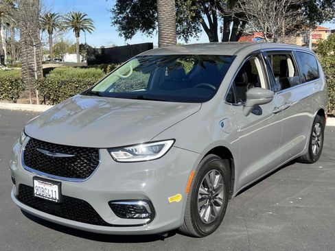 Used 2022 Chrysler Pacifica Touring-L image 24
