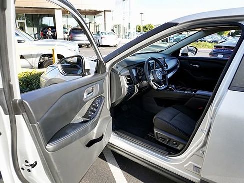 Used 2024 Nissan Rogue SV image 37